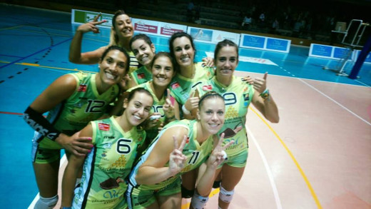 Las jugadoras, celebrando el triunfo (Foto: CV Ciutadella)