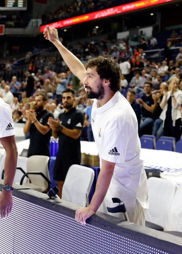 Llull saluda a los aficionados.