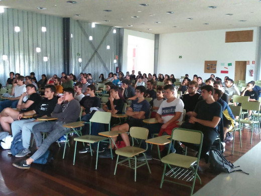 (Fotos) El IES Pasqual Calbó informa a sus alumnos sobre las becas Erasmus+