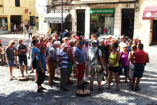 Turistas en el centro de Maó.