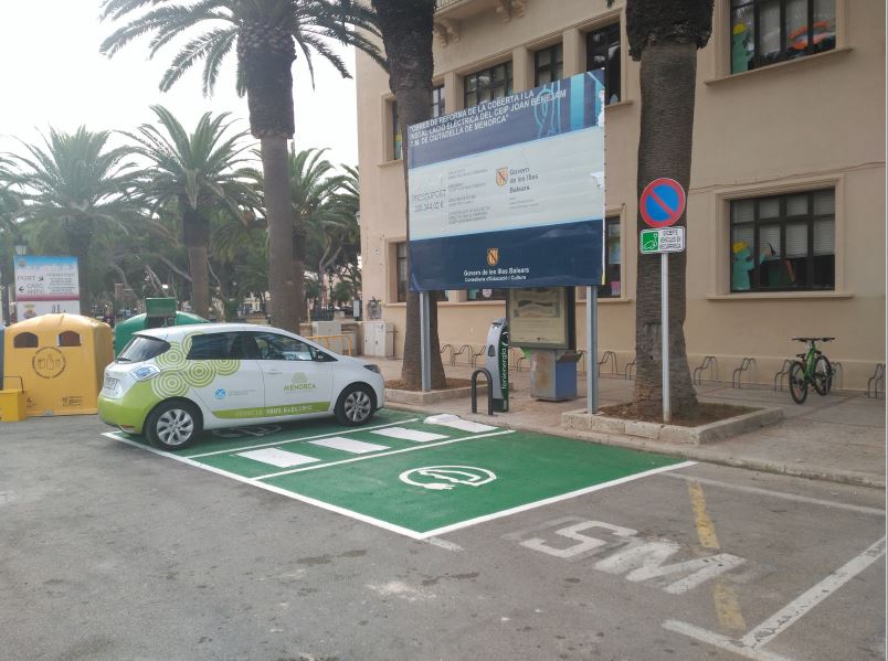 Coche eléctrico recargando en la Plaça d'es Born de Ciutadella