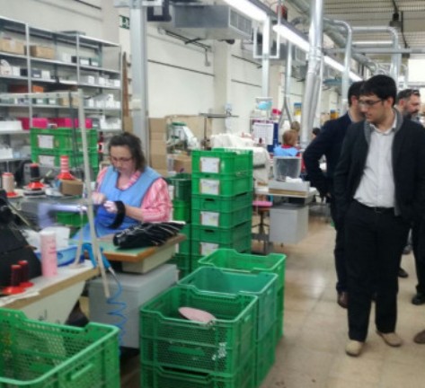 El conseller Begueruela en una fábrica de calzado menorquín.