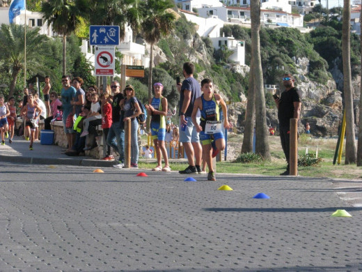 (Galería de fotos) 40 jóvenes triatletas se divierten en Cala’n Porter