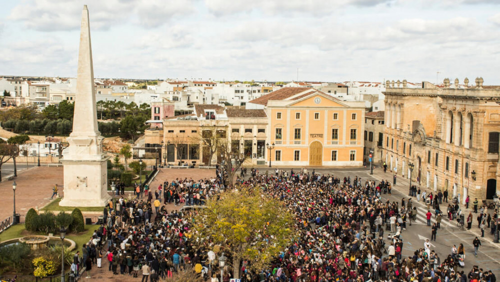 Imagen de .la plaza repleta de alumnos (Fotos: Ajuntament de Ciutadella)