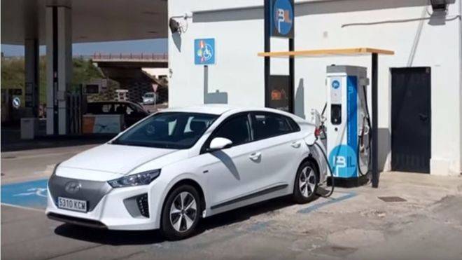 Todos los coches de alquiler deberán ser eléctricos en 2030.