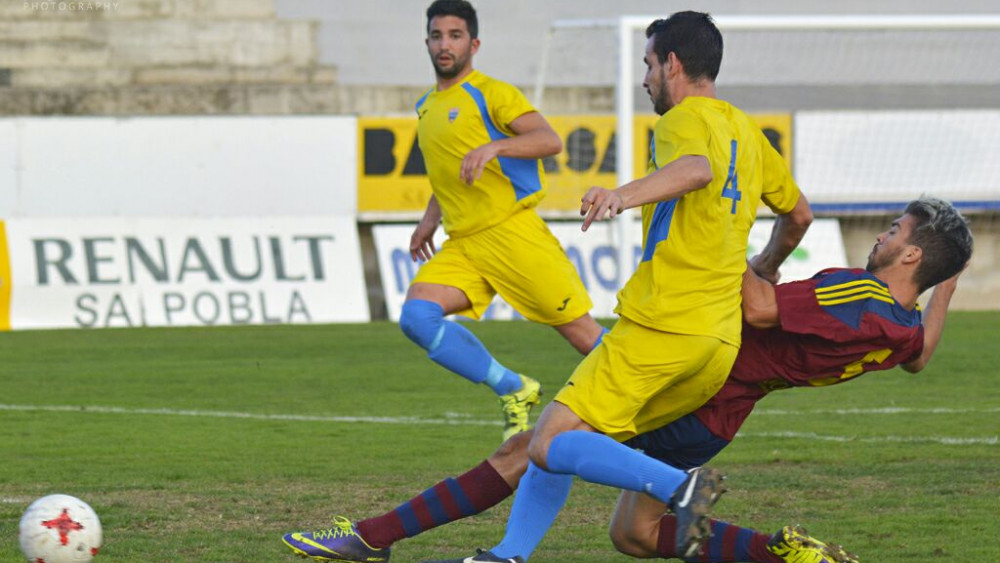 Pere y Rubén tratan de frenar a un rival (Fotos: Jorge Bailén para futbolbalear.es)