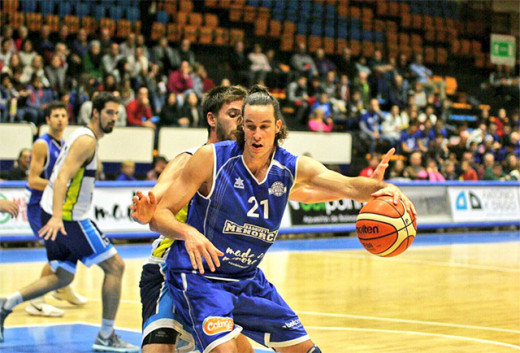 Andreu Matalí, en el poste bajo (Fotos: Bàsquet Menorca)