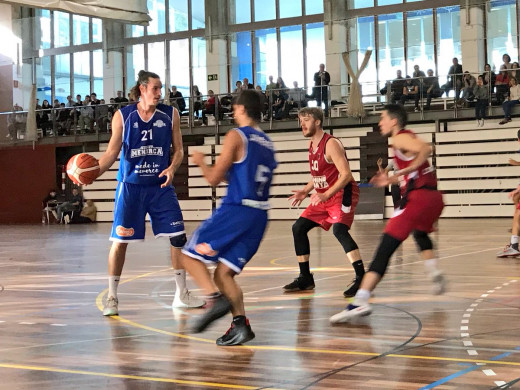 Andreu Matalí, en acción de ataque (Fotos: Bàsquet Menorca)