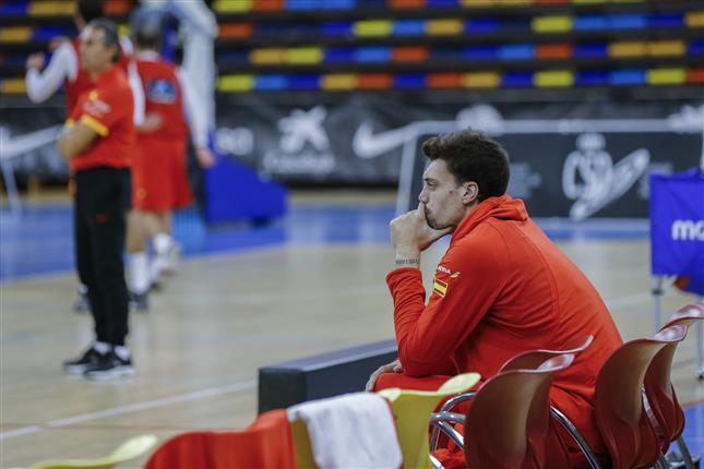 Alex Suárez, sentado durante el entrenamiento de la selección.