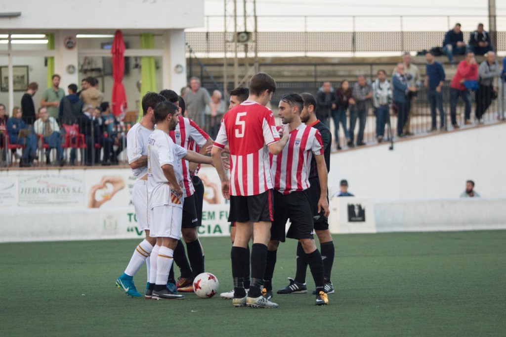 Luis y Biel dialogan con jugadores del Felanitx (Fotos: futbolbalear.es)