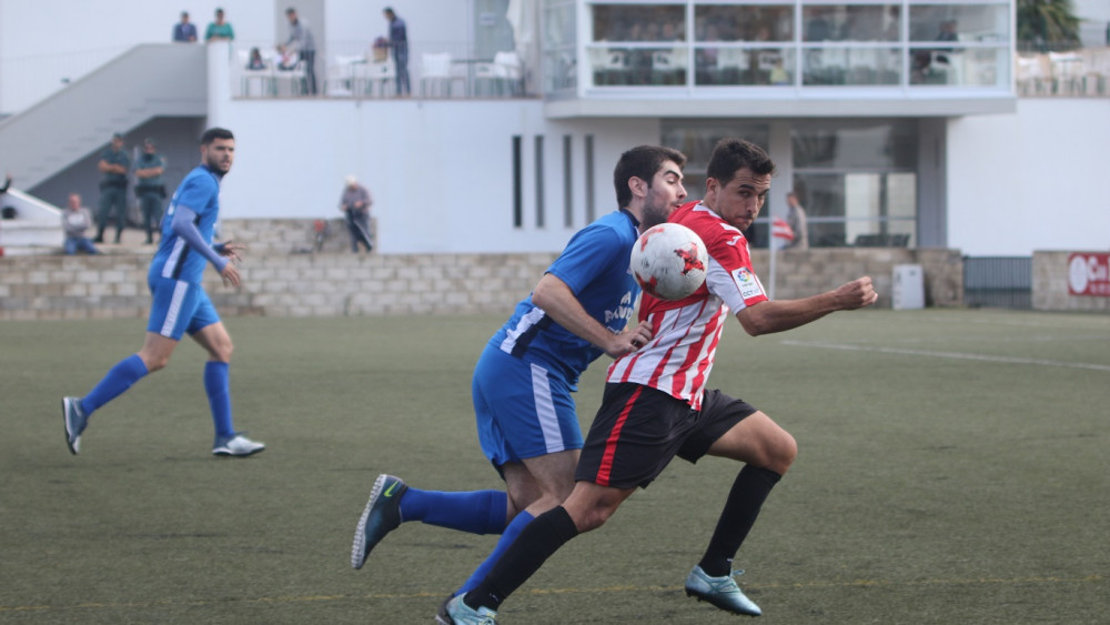 Guillem trata de alcanzar un balón (Fotos: deportesmenorca.com)