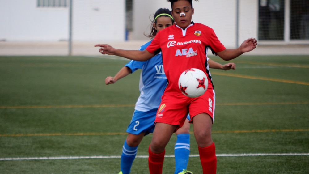 Ruth controla un balón ante Laura (Fotos: deportesmenorca.com)