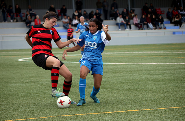 Yoti pelea un balón (Fotos: deportesmenorca.com)