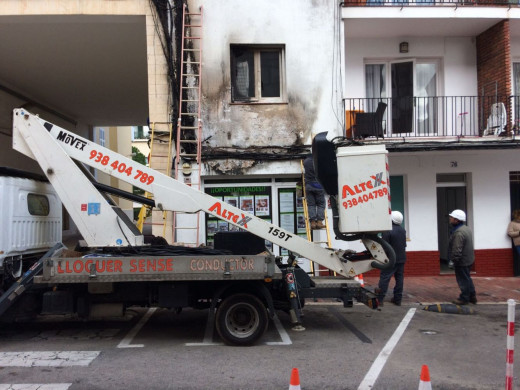 (Fotos) Arde el luminoso de una inmobiliaria y el fuego afecta a una vivienda