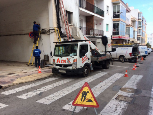 (Fotos) Arde el luminoso de una inmobiliaria y el fuego afecta a una vivienda