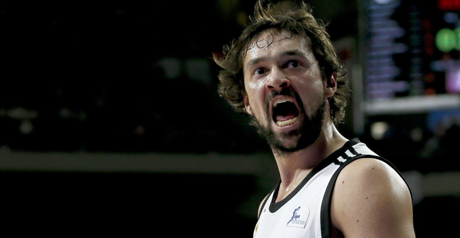 Llull, ahora lesionado, celebra una canasta.