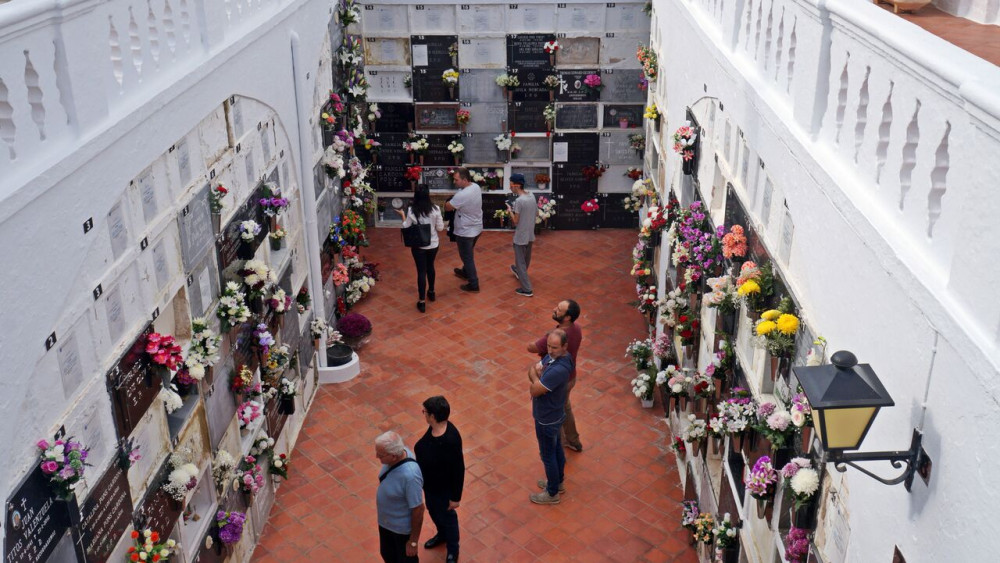 Visita al cementerio de Sant Lluís (Fotos: Ferrán Herrera y Tolo Mercadal)