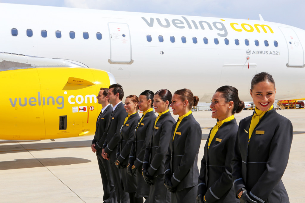 Tripulación de Vueling en un acto promocional.