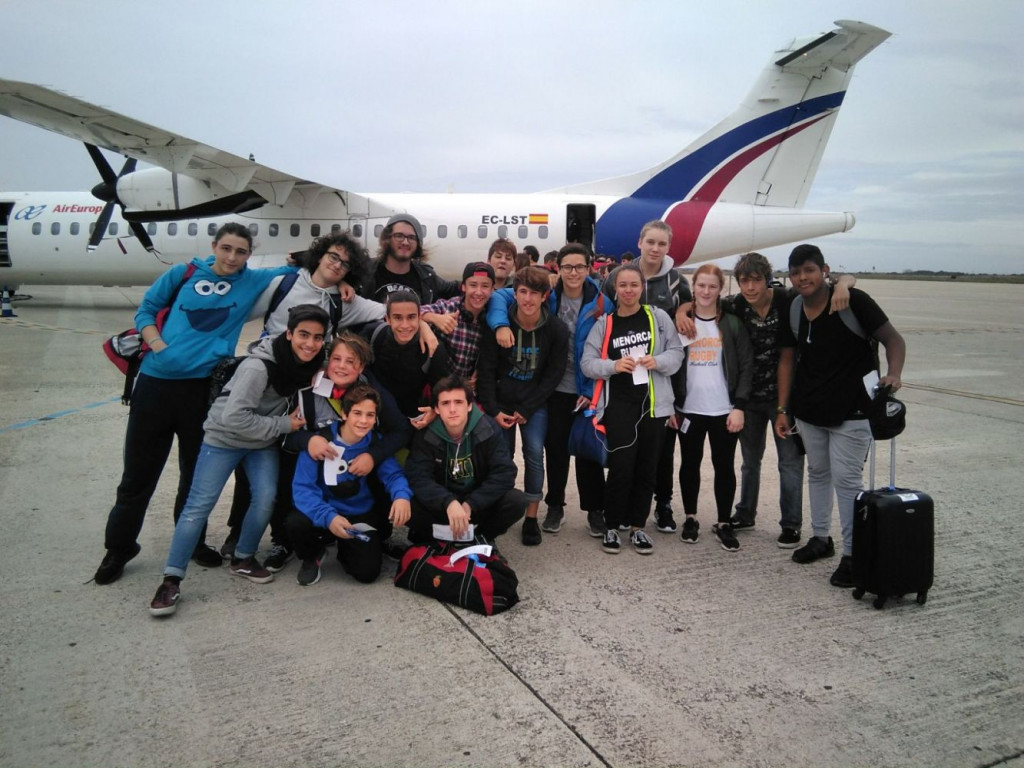 Integrantes del Menorca Rugby en el aeropuerto.