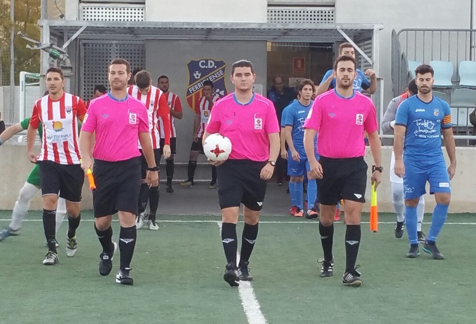 Jugadores saltando al terreno de juego (Foto: José Luis Rendón - futbolbalear.es)