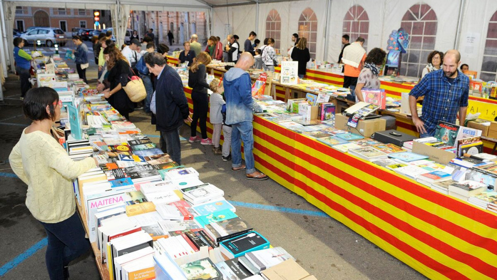 Compradores en la feria (Fotos: Tolo Mercadal)