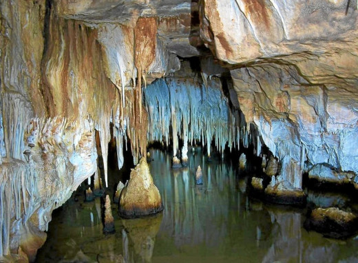 La Cova de s'Aigua tiene uno de los lagos subterráneos más grandes de España