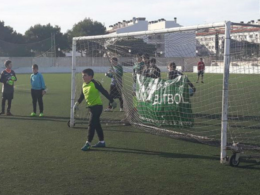 (Galería de fotos) Paradas, goles y diversión en la batalla de porteros