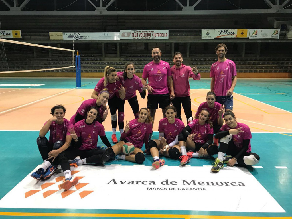 Jugadoras, técnicos y ayudantes, tras el último entrenamiento de la semana (Foto: CV Ciutadella)