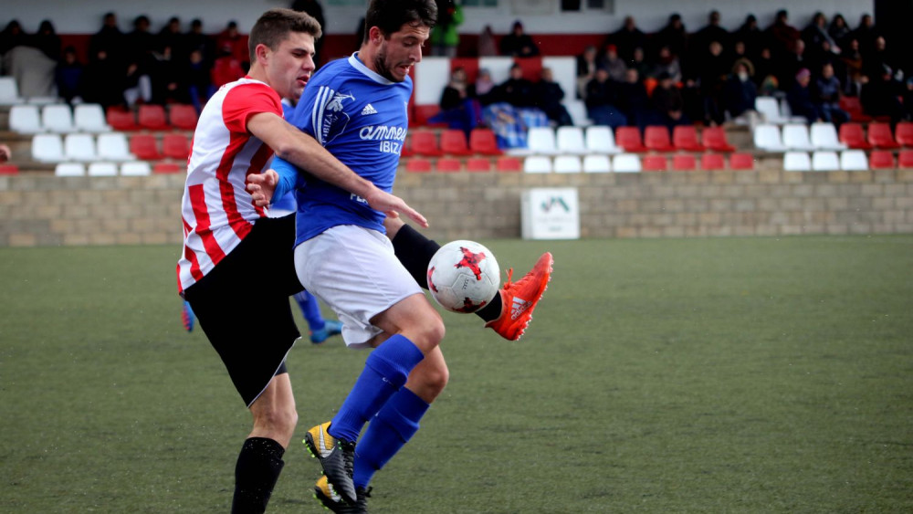 Raúl Marquès trata de frenar a un adversario (Fotos: deportesmenorca.com)