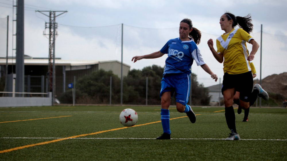 Laura Martí trata de controlar un balón (Fotos: deportesmenorca.com)