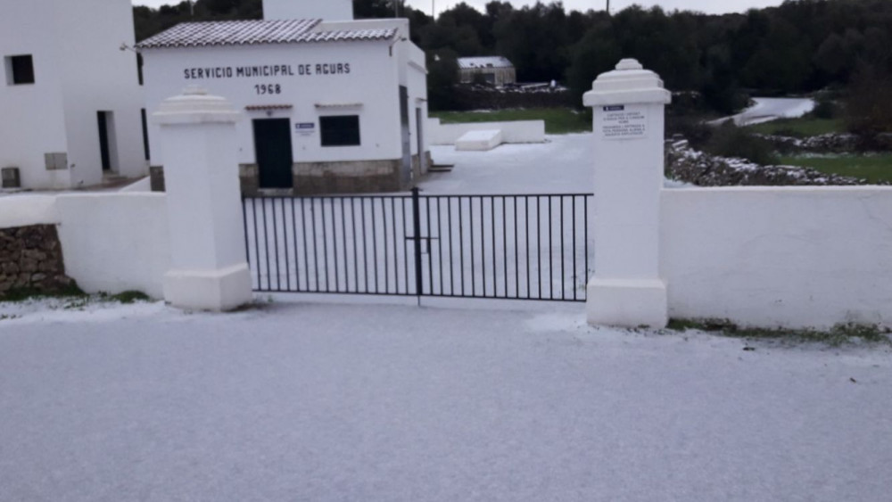 Imagen de la nieve que ha cuajado en Alaior.