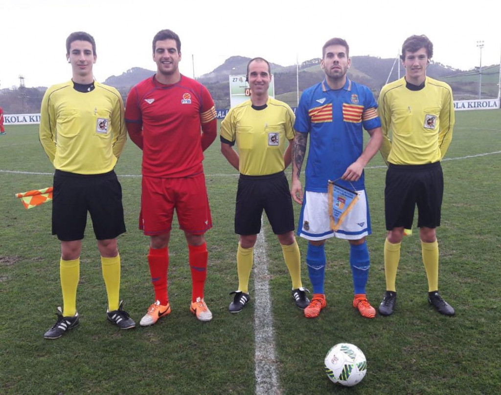 Trío de capitanes antes del partido (Foto: futbolbalear.es)