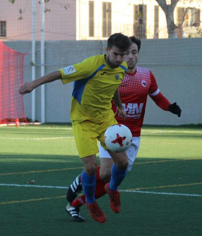 Izan controla un balón ante un jugador del Son Cladera (Foto: futbolbalear.es)