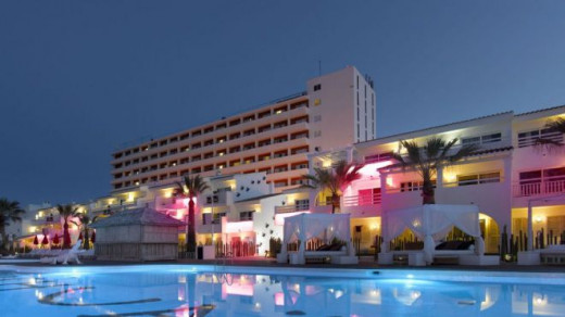 Imagen de un complejo hotelero de Ibiza.