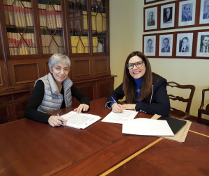 La alcaldesa Conxa Juanola y Bárbara Ordás durante la firma del convenio esta mañana.