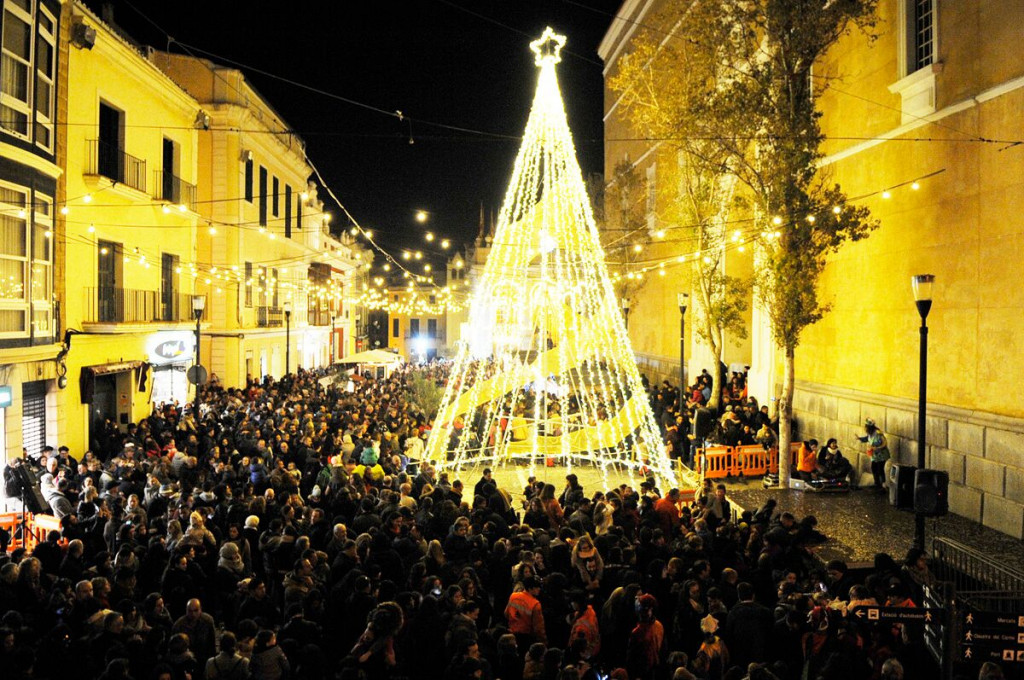 Las luces navideñas invitan a la población a salir y recorrer los comercios de la isla