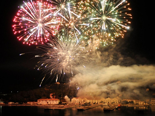 (Galería de fotos) Espectaculares fuegos artificiales para iluminar la Navidad en Maó