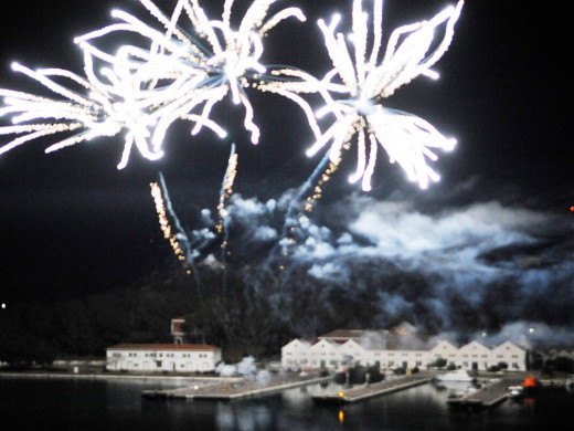 (Galería de fotos) Espectaculares fuegos artificiales para iluminar la Navidad en Maó