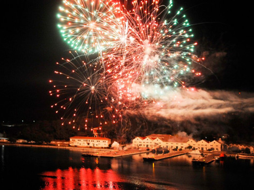 (Galería de fotos) Espectaculares fuegos artificiales para iluminar la Navidad en Maó