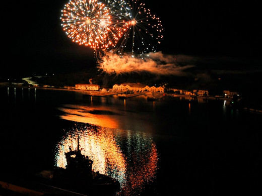 (Galería de fotos) Espectaculares fuegos artificiales para iluminar la Navidad en Maó