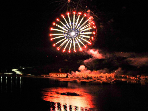 (Galería de fotos) Espectaculares fuegos artificiales para iluminar la Navidad en Maó