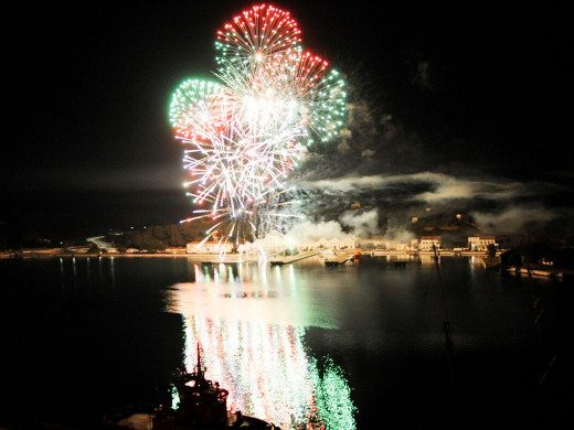 (Galería de fotos) Espectaculares fuegos artificiales para iluminar la Navidad en Maó