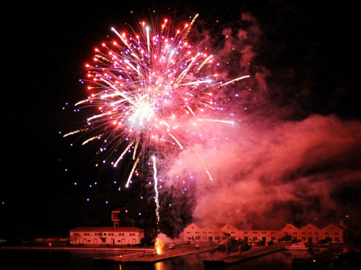 (Galería de fotos) Espectaculares fuegos artificiales para iluminar la Navidad en Maó