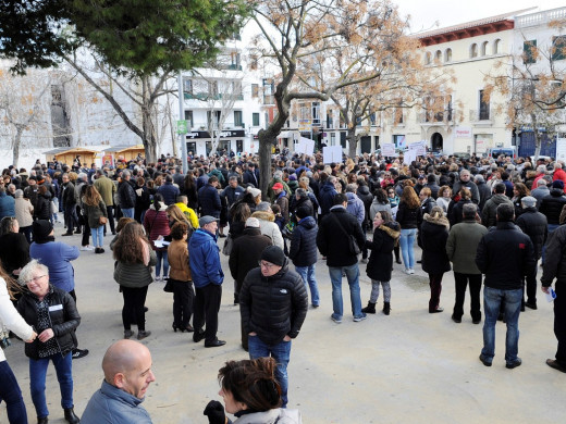 (Fotos) 1.500 personas salen a la calle contra el decreto del catalán en la sanidad