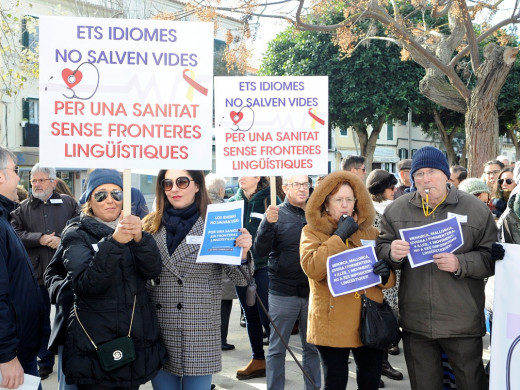 (Fotos) 1.500 personas salen a la calle contra el decreto del catalán en la sanidad