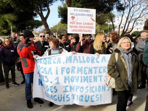 (Fotos) 1.500 personas salen a la calle contra el decreto del catalán en la sanidad