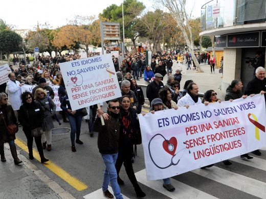 (Fotos) 1.500 personas salen a la calle contra el decreto del catalán en la sanidad