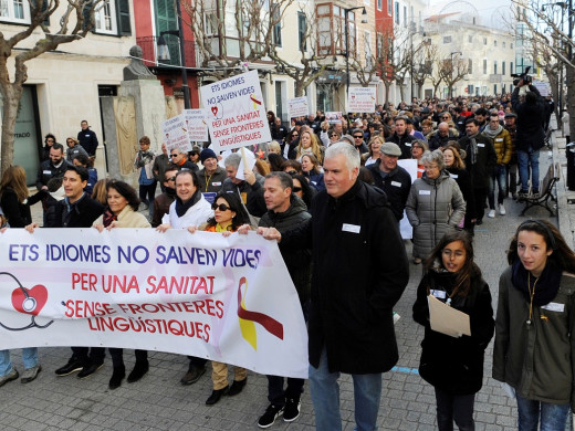 (Fotos) 1.500 personas salen a la calle contra el decreto del catalán en la sanidad