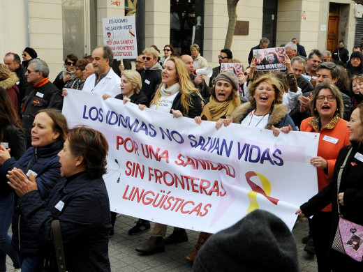 (Fotos) 1.500 personas salen a la calle contra el decreto del catalán en la sanidad