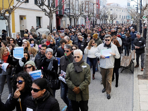 (Fotos) 1.500 personas salen a la calle contra el decreto del catalán en la sanidad